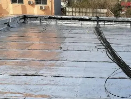 威宁卫生间漏水维修公司分享下威宁屋面楼顶防水刚性防水层施工要点。